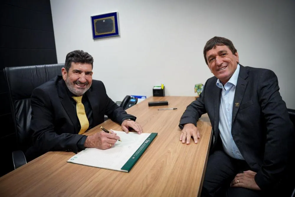 COMPROMISSO REFORÇADO Dr. João homenageia Tangará da Serra com primeiro atendimento simbólico na primeira-secretaria
