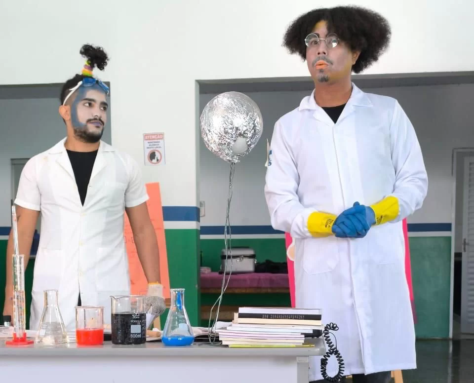 Alunos assistem peça teatral na volta às aulas
