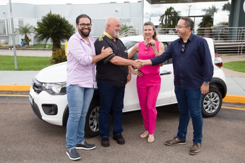 Prefeitura repassa carro da Campanha Natal Premiado à Acicave e CDL