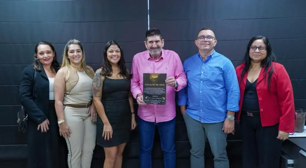 NO ZULMIRA CANAVARROS Dr. João age com sensibilidade e garante cerimônia de formatura para alunos vítimas de golpe
