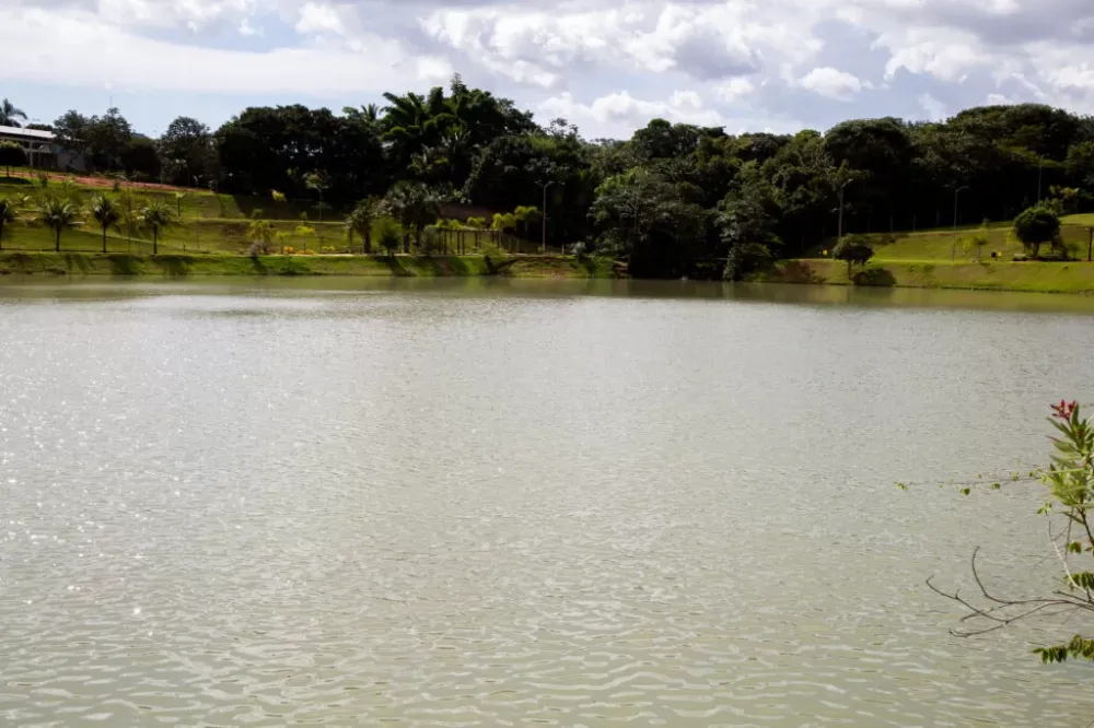 Secretaria de Agricultura e Meio Ambiente alerta para alimentação incorreta dos peixes no Parque das Araras