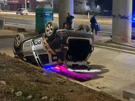 PM desvia de motoqueiro e capota viatura na avenida da FEB