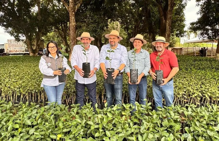 Dr. João destaca potencial para agricultura familiar alimentar o Brasil durante entrega de mudas e cessão de área