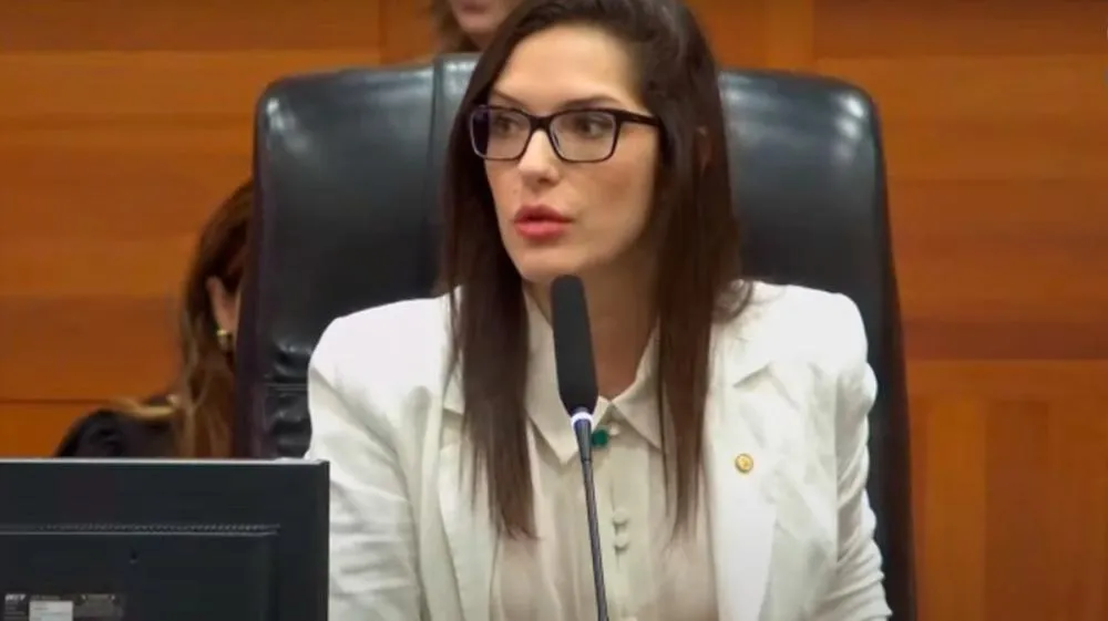 Janaína pede licença do cargo para tratar saúde e participa de ato da ONU em NY