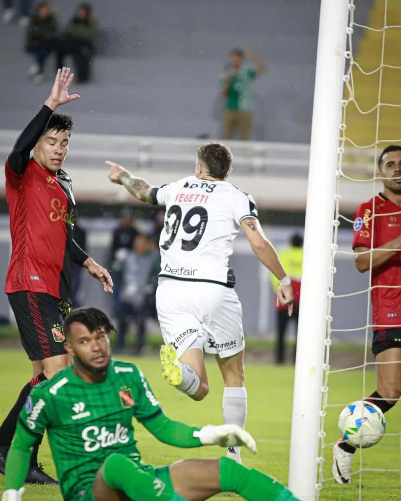 Vegetti fica “na bronca” e cobra mais atenção do time do Vasco: “Copa é assim” Capitão do time faz dois gols no empate com o Melgar e critica: “Não podemos tomar esses gols no final dos jogos”