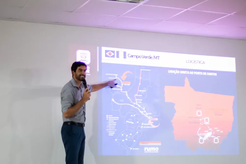 Alunos da ETEC assistem palestra sobre o desenvolvimento econômico de Campo Verde ministrada pelo prefeito Alexandre Lopes de Oliveira