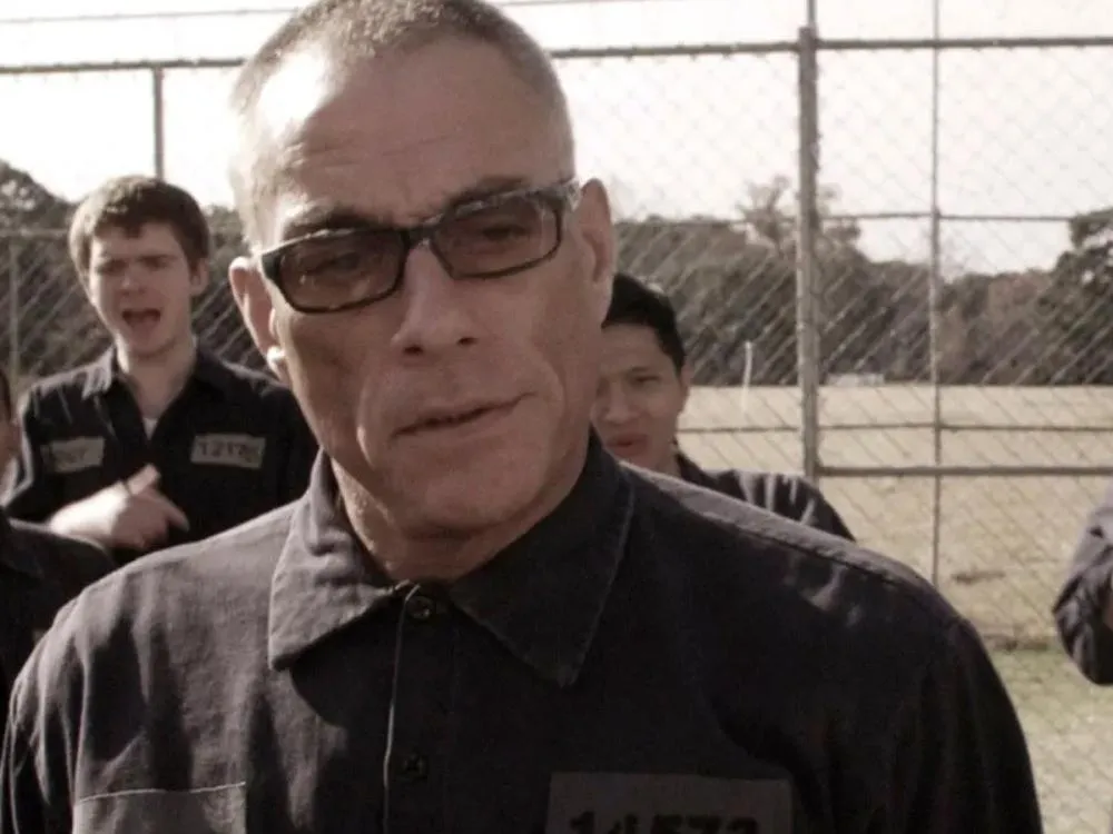 Jean-Claude Van Damme envolvido em escândalo com tráfico de mulheres; entenda Fontes da CNN indicam que o artista estava ciente da origem das mulheres ao recebê-las para uma festa em Cannes, na França