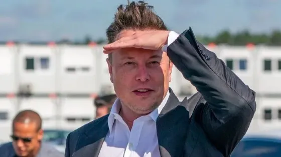 Musk insulta principal assessor comercial de Trump: “Completo idiota” Trocas de ataques começou após anúncio sobre a imposição de uma tarifa mínima