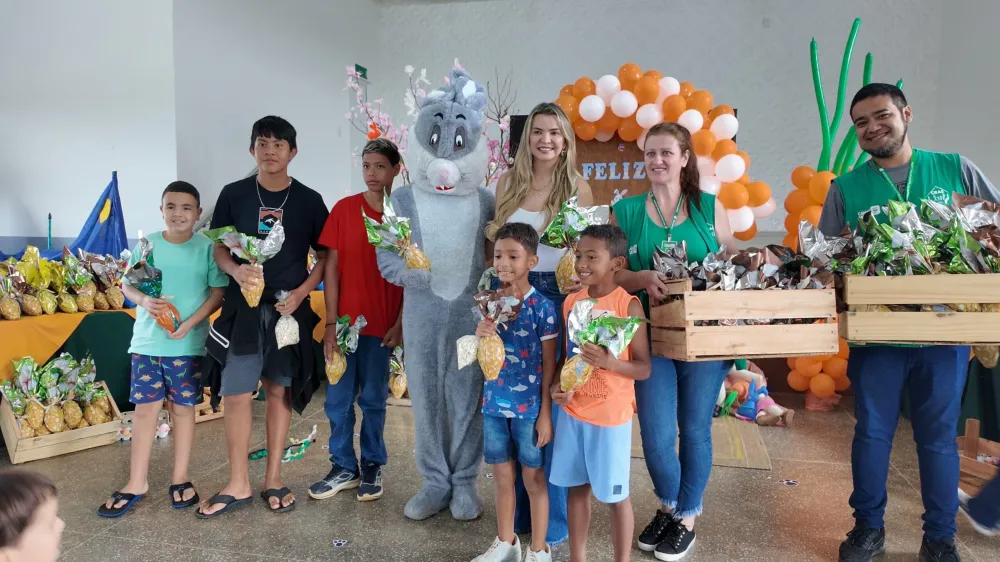 Secretária municipal de Assistência Social destaca o sentido da Páscoa durante distribuição de ovos de chocolate a 500 crianças