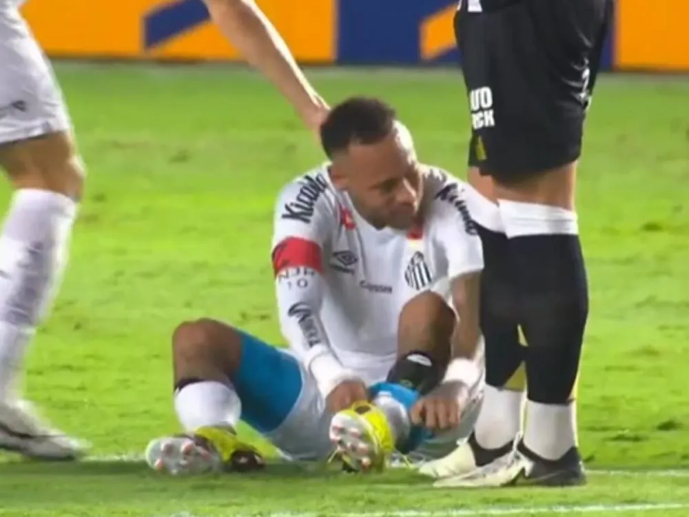 Em 2º jogo após retorno, Neymar sai lesionado de campo em partida do Santos Era a primeira vez que o craque entrava como titular desde recuperação de lesão na coxa
