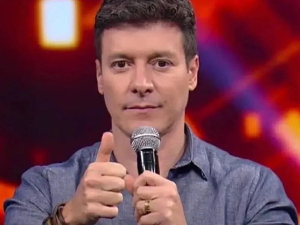 Rodrigo Faro entrega deslize em velório de diretor: “Chorando o morto errado” O ator foi prestar uma última homenagem ao diretor Walter Avancini, da novela “O Cravo Rosa” e acabou entrando no sepultamento errado