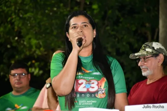 Prefeita proíbe entrada de carros com adesivos de candidatos em estacionamentos de órgãos públicos