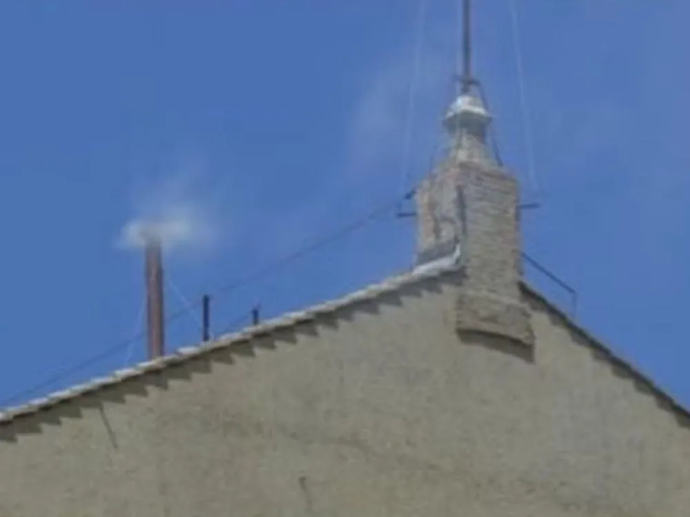 Após se confundir, Vaticano apaga post que anunciava fumaça branca e novo Papa Perfil do Vaticano chegou a anunciar fumaça branca; em seguida, apagou o post e nenhum nome foi escolhido