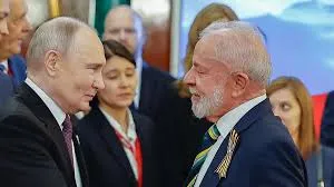 Lula critica Trump em reunião cara a cara com Putin no Kremlin Presidente disse que decisões do líder americano “jogam por terra o respeito à soberania dos países”