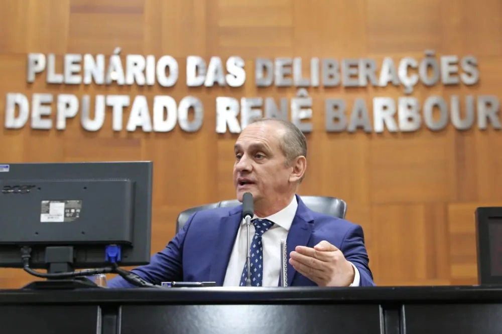 Casado, prefeito de Vitória é flagrado em clima de romance com vice; Prefeitura se manifesta No vídeo que circula nas redes sociais, as autoridades aparecem curtindo um show da banda “Calcinha Preta”