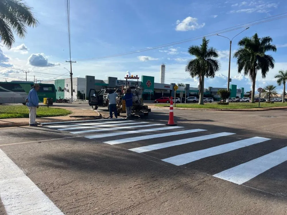 Segurança no trânsito: DMTU recupera pintura de faixas de pedestres e quebra-molas