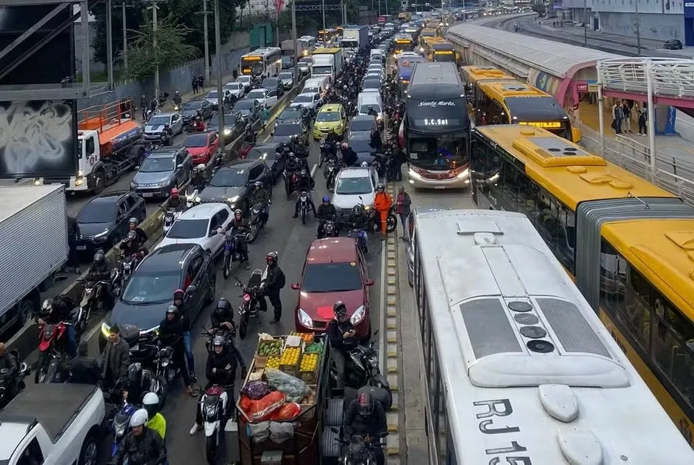 Megaoperação da polícia contra facção provoca tiroteio e paralisa trânsito no Rio Em função da operação, o município do Rio entrou em estágio 2 de atenção às 6h50, segundo o Centro de Operações Rio (COR). Esse nível indica que há ocorrências com potencial de alto impacto e possibilidade de agravamen