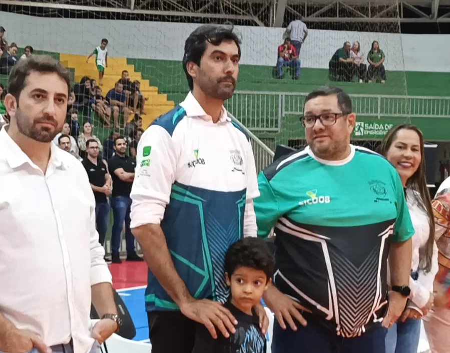 Secretaria de Esporte e Lazer entrega uniforme para alunos de escolinhas esportivas