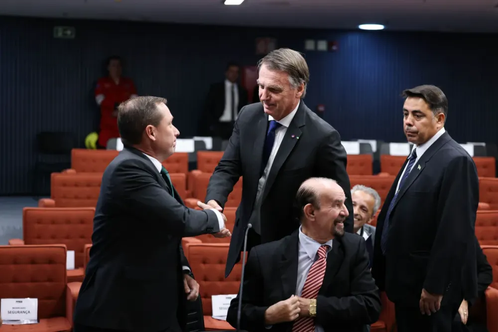 Bolsonaro pede anulação de delação de Cid após suposta troca de mensagens Reportagem de Veja afirma que ex-ajudante de ordens teria mentido ao Supremo durante interrogatório no início da semana; defesa de militar nega hipótese