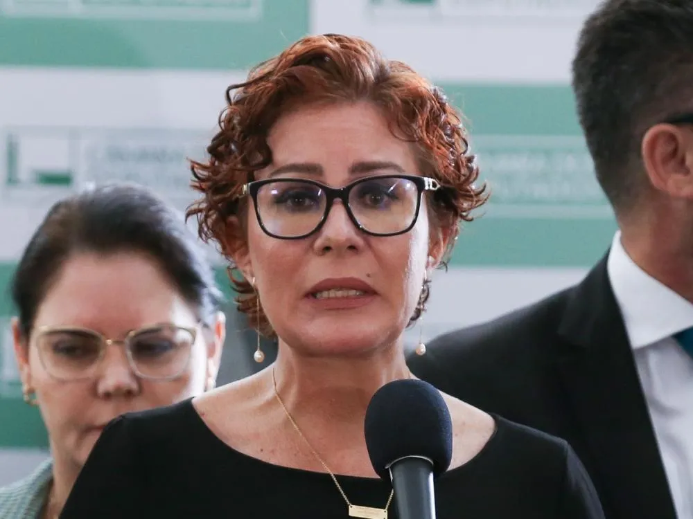 Polícia italiana já sabe onde está Carla Zambelli, mas prisão depende da Justiça local Na última semana, o embaixador brasileiro em Roma, Renato Mosca, declarou que Zambelli “pode ser presa a qualquer momento