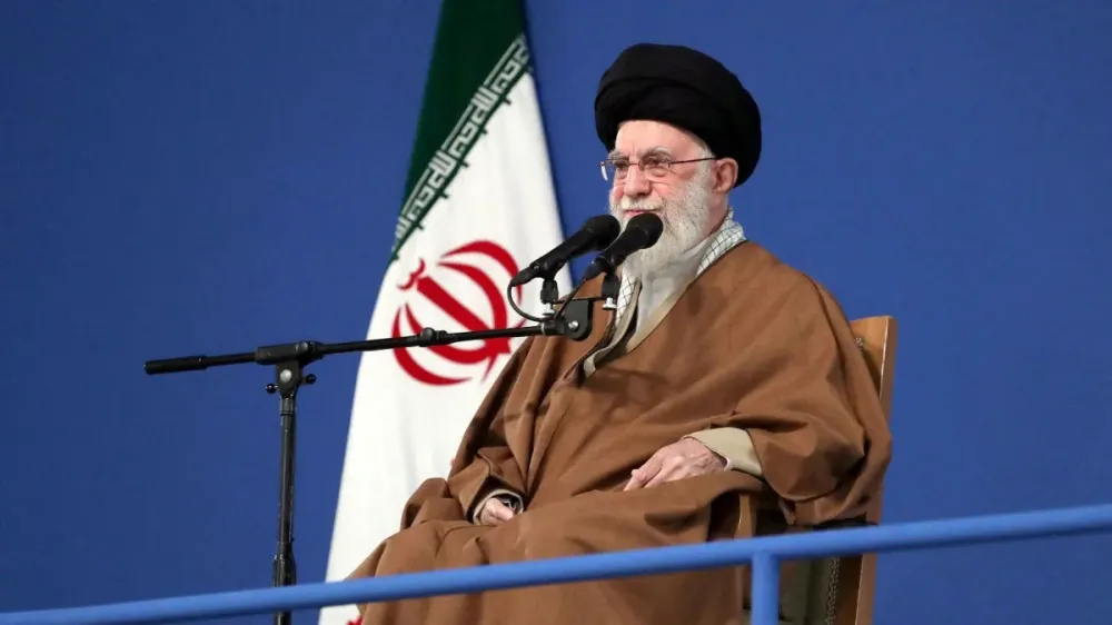 Líder supremo diz que Irã não se renderá após fala de Trump Aiatolá Ali Khamenei prometeu danos irreparáveis se EUA se envolverem no conflito