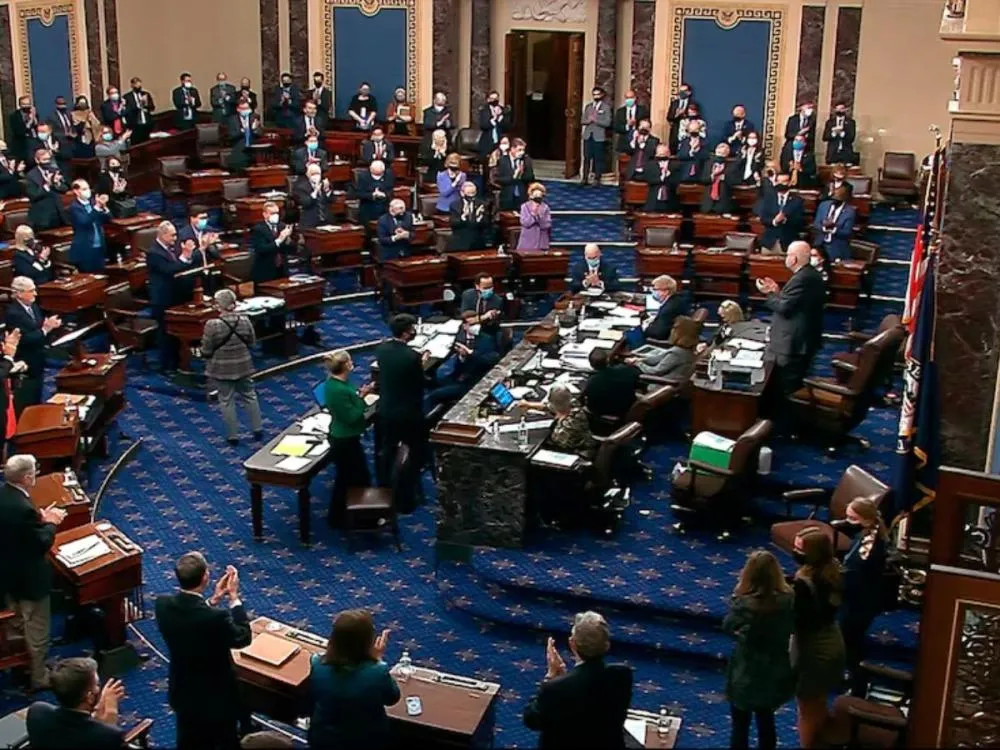 Senado dos EUA aprova pacote fiscal de Trump que corta programas sociais Projeto orçamentário republicano eleva isenções fiscais, endurece acesso a benefícios sociais e pode adicionar US$ 3,3 trilhões à dívida pública do país