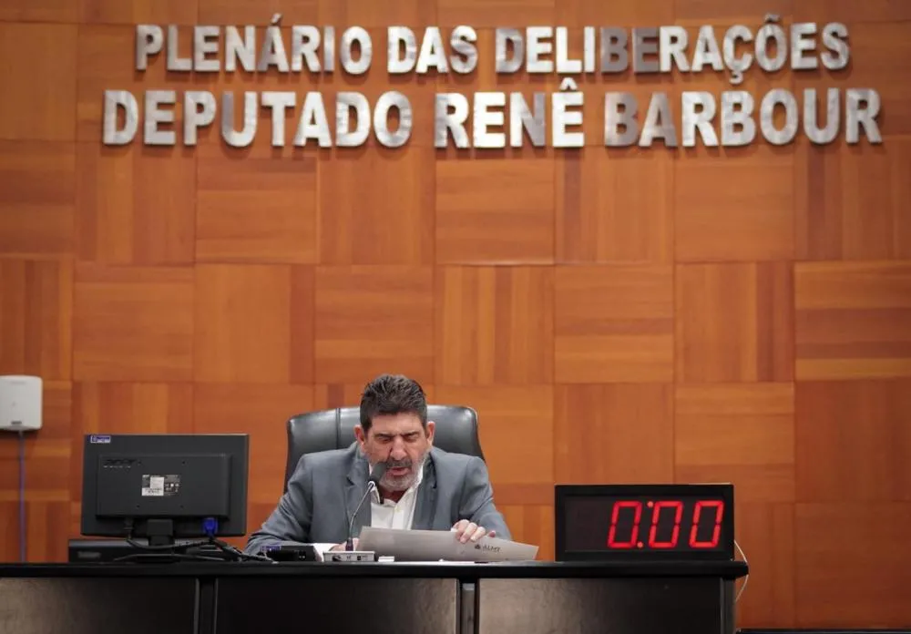 SÉCULO 21 Dr. João põe fim a burocracias com lei que dispensa certidões e moderniza serviços aos cidadãos