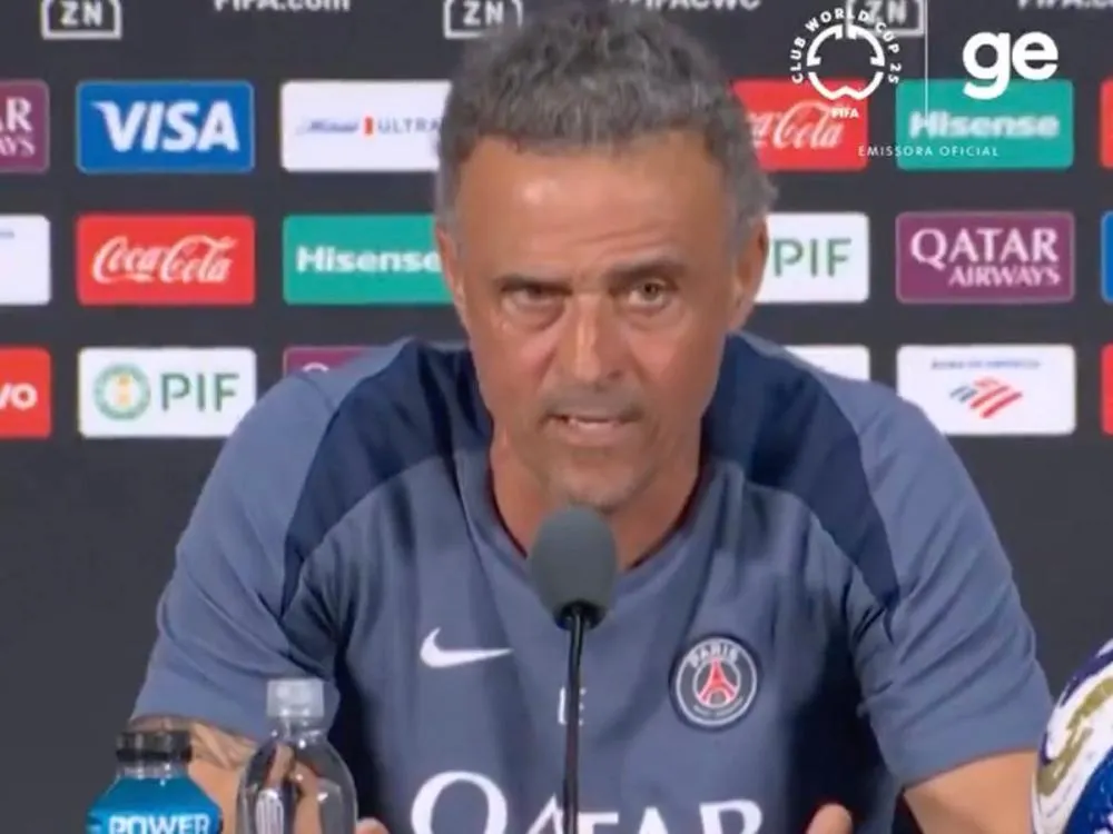 Técnico do PSG se manifesta após agredir João Pedro na final do Mundial de Clubes O atacante brasileiro do time inglês acabou levando um tapa no rosto e o técnico precisou ser contido para não piorar a situação