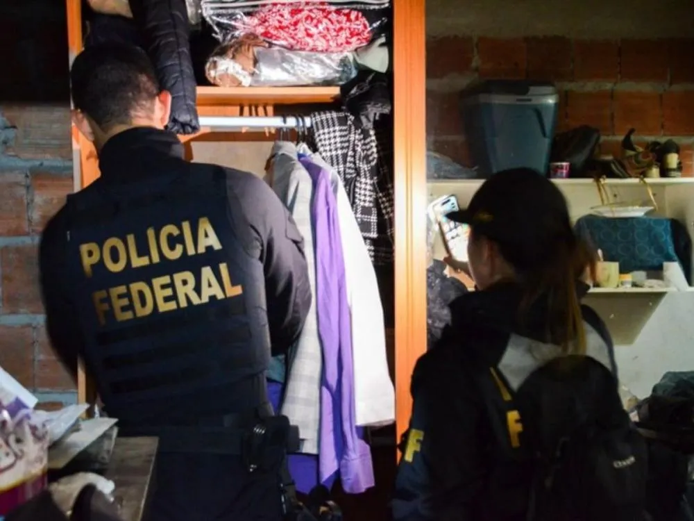 Polícia Federal desfaz rede que traficava brasileiras para exploração sexual na Europa Mulheres eram recrutadas em redes sociais e submetidas a trabalho forçado e violência em países europeus