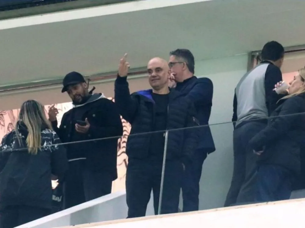 Alvo de sanções dos EUA, Moraes vai ao jogo do Corinthians e é visto fazendo gesto obsceno O governo dos Estados Unidos aplicou a Lei Magnitsky contra o ministro do STF