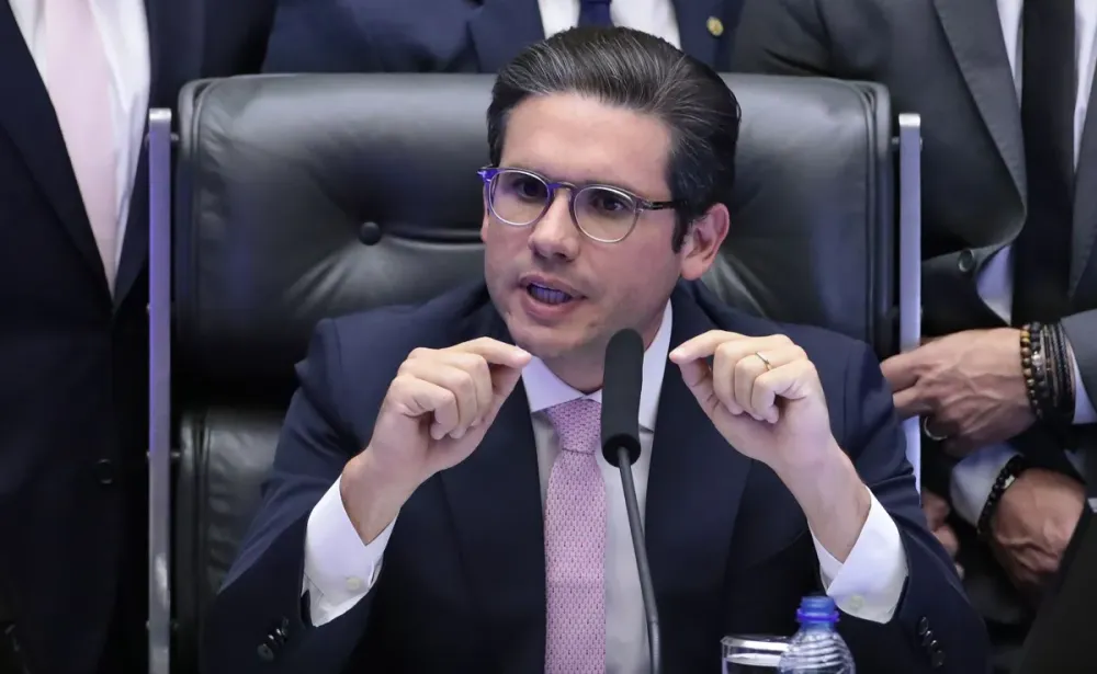 Aliados negam acordo de Hugo com a oposição para pautar anistia Sem negociação, sessão da Câmara foi realizada sob ameaça de punição diante de ocupação bolsonarista
