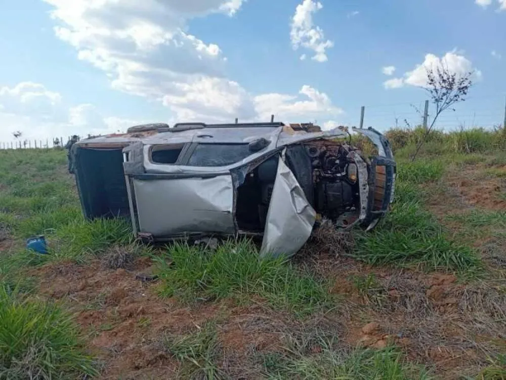 Carro capota e mata mulher em MT; vítima foi arremessada