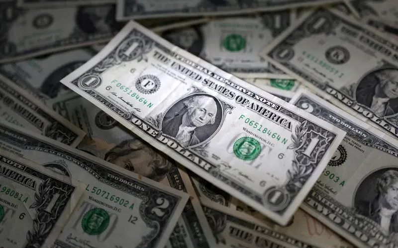 Dólar ronda estabilidade com dados de inflação e demissão no Fed em foco Presidente dos Estados Unidos demitiu uma diretora do Federal Reserve; investidores também aguardam reunião ministerial do governo brasileiro