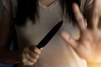 Mulher esfaqueia o marido após alegar que ele estava olhando para outra durante o culto
