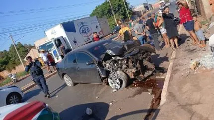 Mulher sofre convulsão, causa acidente e derruba poste em VG; dois ficam feridos