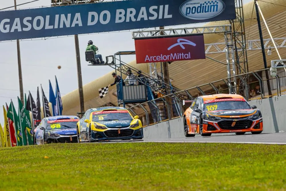 Ernani brilha na Stock Light e empilha troféus na etapa de Cascavel