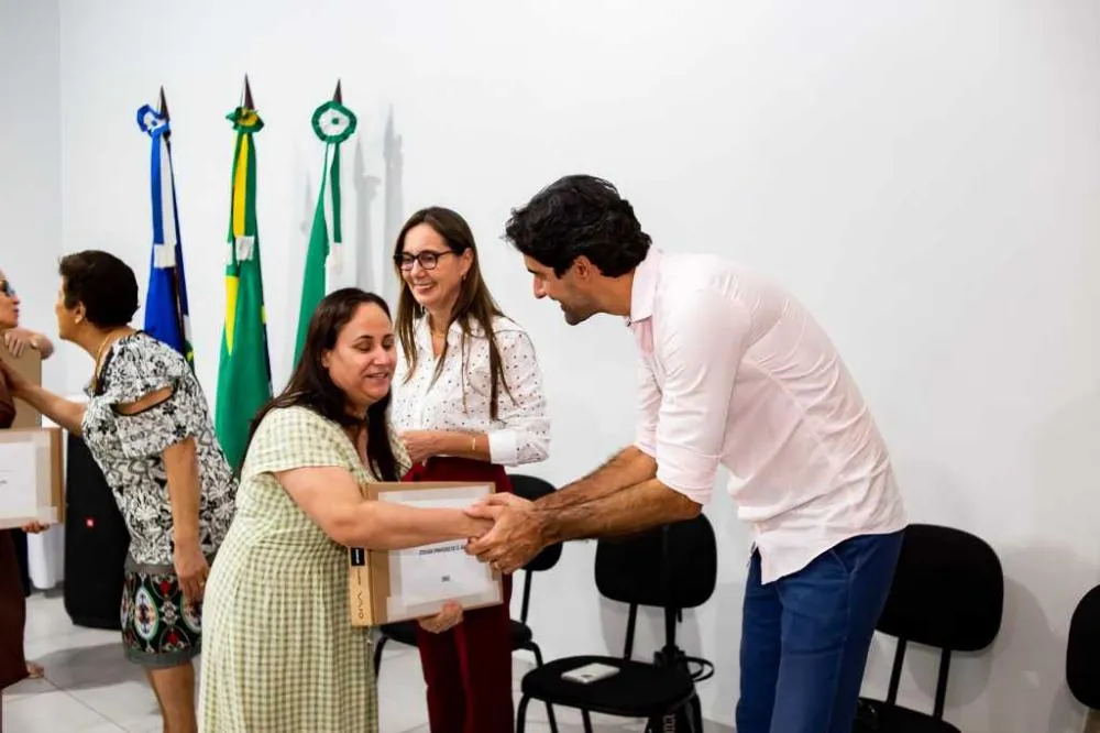 Educação entrega mais 81 notebooks a professores da Rede Municipal de Ensino
