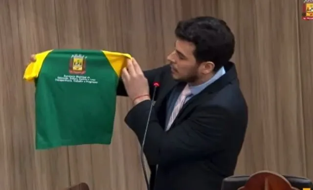 Vereador confronta Moretti por uniformes com propaganda ilegal: “Quem vai pagar?” Charles cobrou explicações da prefeita após a entrega de uniformes escolares com a marca “Transparência, Trabalho e Progresso”