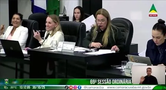 Vereadora é flagrada “dando dedo” para colega parlamentar em sessão da Câmara de Cuiabá