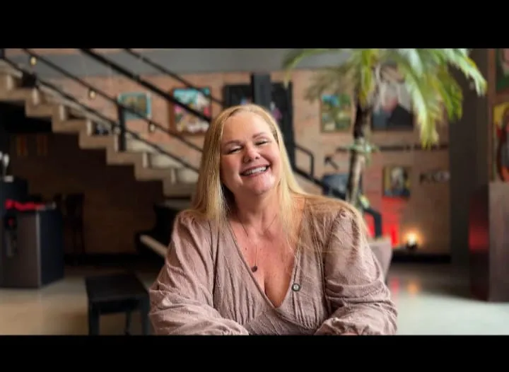 Coluna bem falada muitíssimo bem pensada; lembram do filme o Show de Trumam? Está mais atual do que nunca. O que te prende? E o que te liberta? Verdade? Mentira? Como você vive?