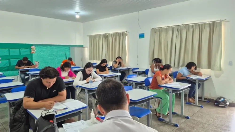 Candidatos a bolsas de estudos fazem vestibular