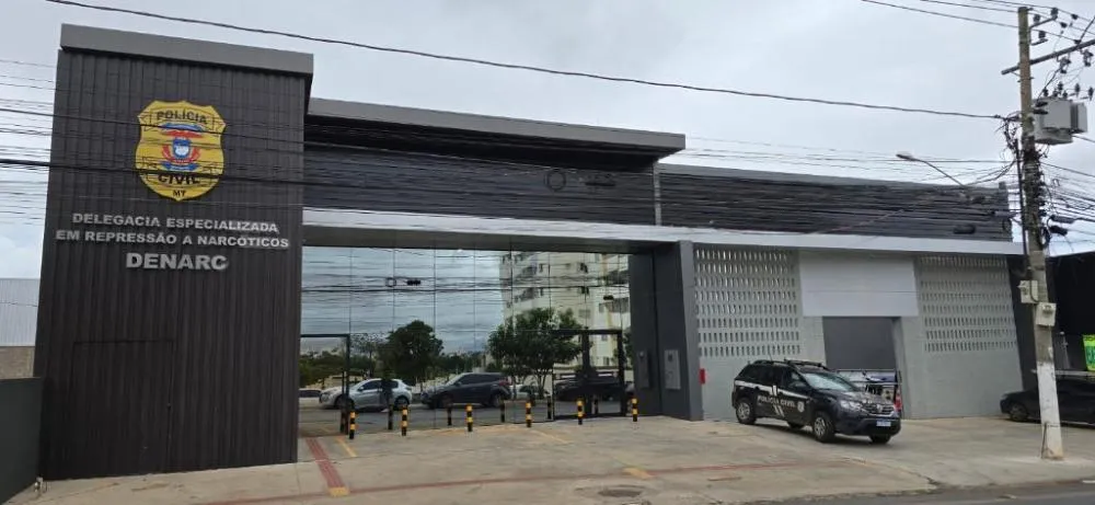Polícia Civil cumpre 20 ordens judiciais contra grupo de traficantes que atuava em Cuiabá e no Distrito Federal Grupo atuava com a distribuição de diferentes tipos de entorpecentes, como variações de maconha e drogas sintéticas