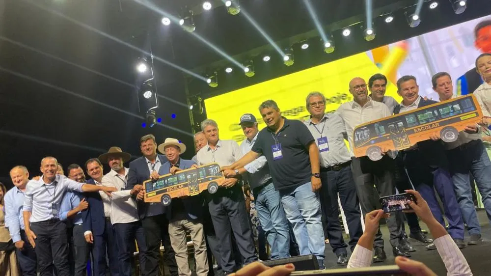 AGILIDADE E SEGURANÇA Moretto destaca avanço para a educação durante entrega de 300 ônibus escolares pelo Governo de MT