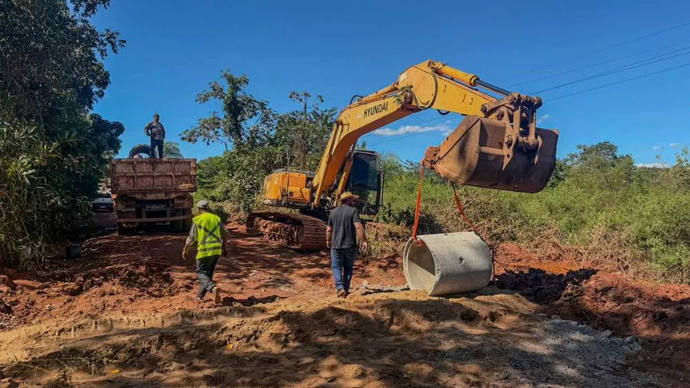Várzea Grande intensifica manutenção viária com tapa-buracos e patrolamento em cinco regiões