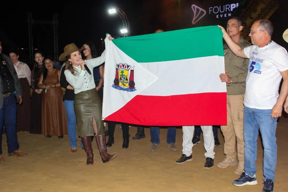 Abertura da ExpoVG reúne grande público, movimenta a economia local e marca retomada histórica das comemorações pelos 159 anos de Várzea Grande com shows nacionais, rodeio e entrada gratuita.