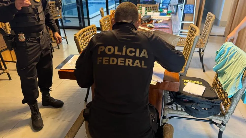 As investigações, que tiveram início a partir de dados telemáticos extraídos de aparelhos celulares, relatórios de inteligência financeira e compartilhamento de informações com o CNJ, apontam que um desembargador da Corte Estadual operava por meio de um complexo e simbiótico esquema de interposição 