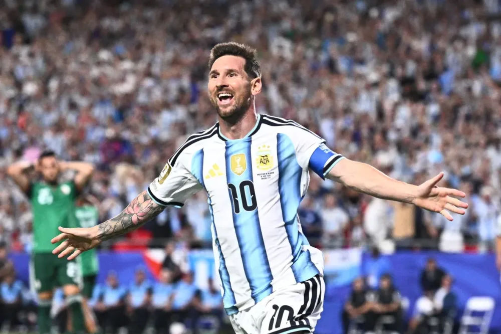 Com atuação histórica de Messi, Argentina vence Argélia na estreia da Copa