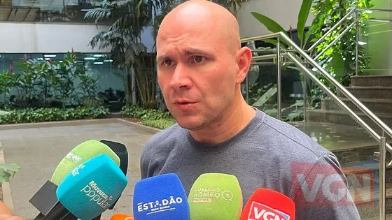 Em dia de jogo, Abilio mostra UPA vazia e ironiza: “Se o Brasil jogar mais, a saúde melhora”