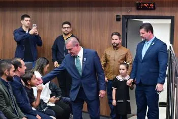 Wellington chega para a convenção ‘desidratado’