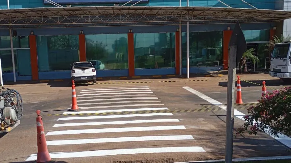 Prefeitura revitaliza sinalização viária das Avenidas Brasília e Senador Attílio Fontana